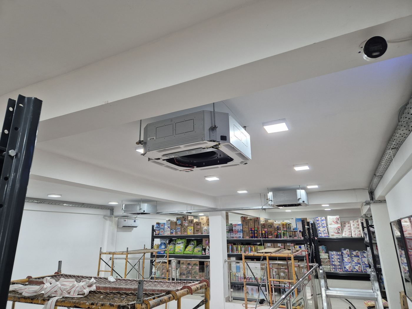 Installation de climatiseurs en cassette en plafond, grande surface